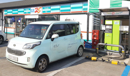 GS25 편의점 앞 전기차 충전기. GS리테일 제공